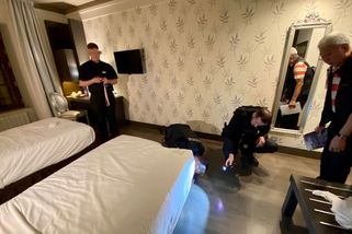 Horor v brněnském hotelu. Turistu vyděsil muž ukrytý pod postelí